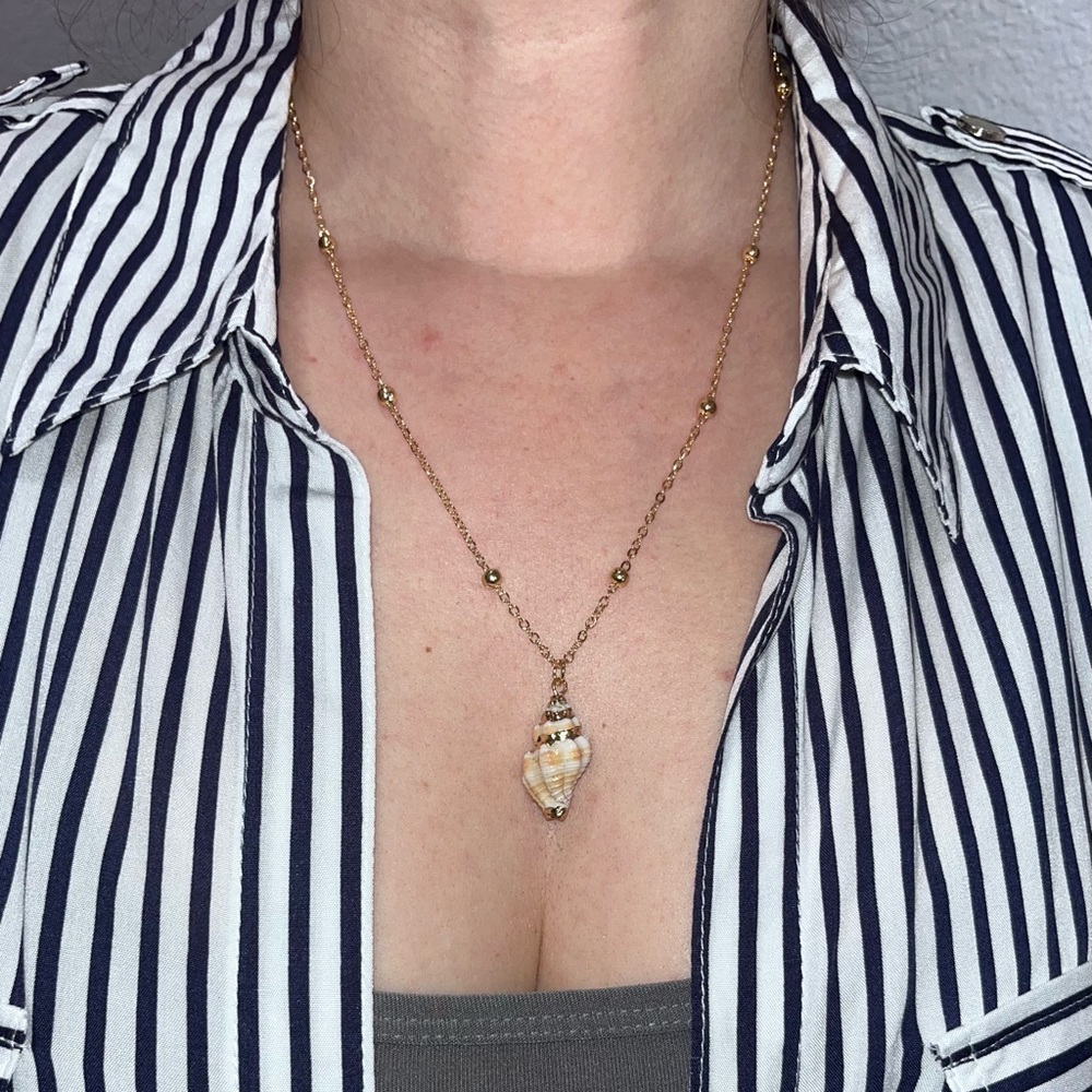 🫧Dainty Gold and White SeaShell Pendant Necklace🫧 - Picture 3 of 7